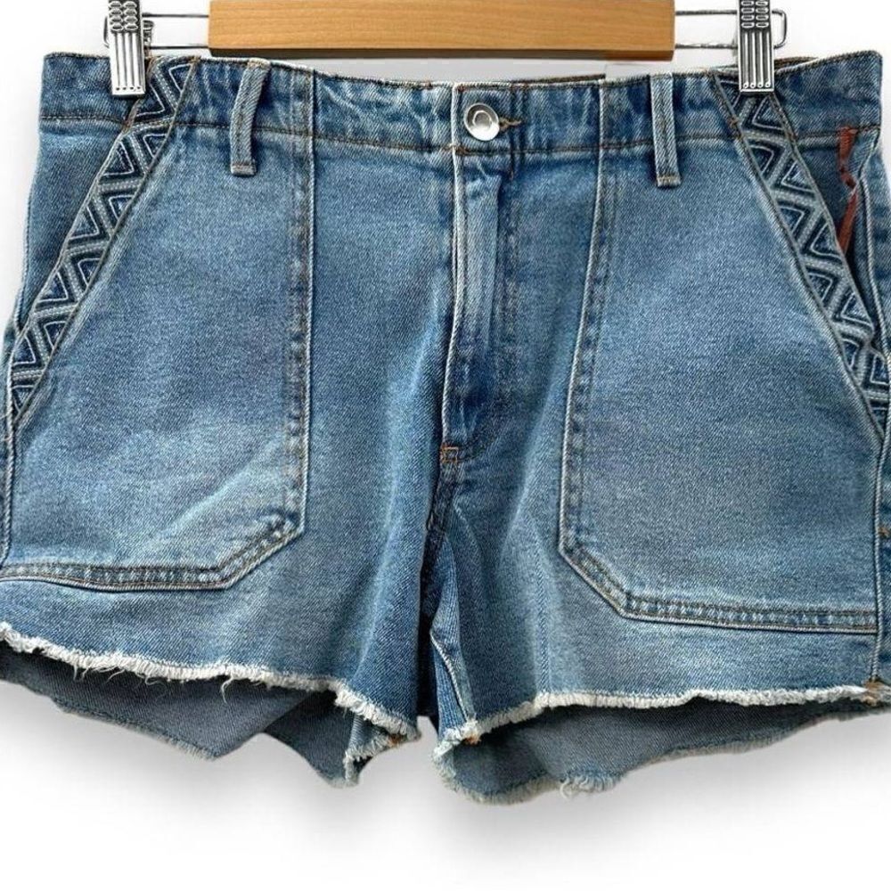 Knox Rose size 8 mid rise raw hem jean shorts